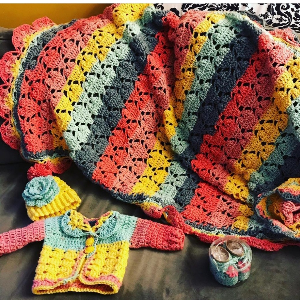Baby blanket, new born sweater, hat and booties - Picture 1 of 4